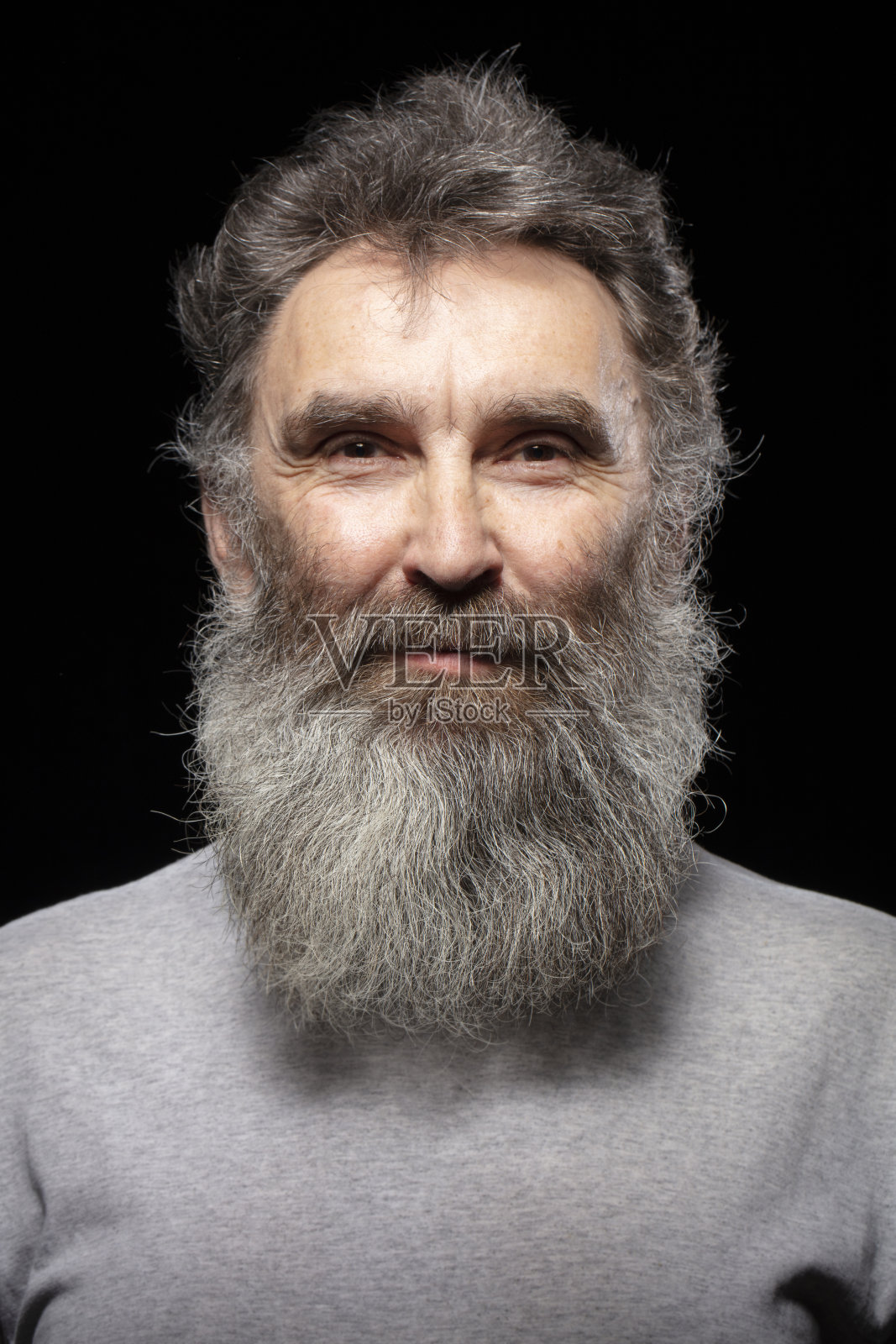 黑色背景上留着灰色胡须的老年男人的经典肖像照片摄影图片