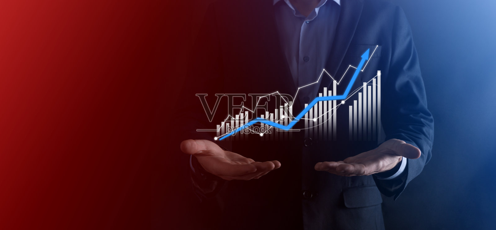 商人手持画在屏幕上的成长图，正成长图标箭头。用向上的箭头指向创造性的业务图表。金融，业务增长的概念。照片摄影图片