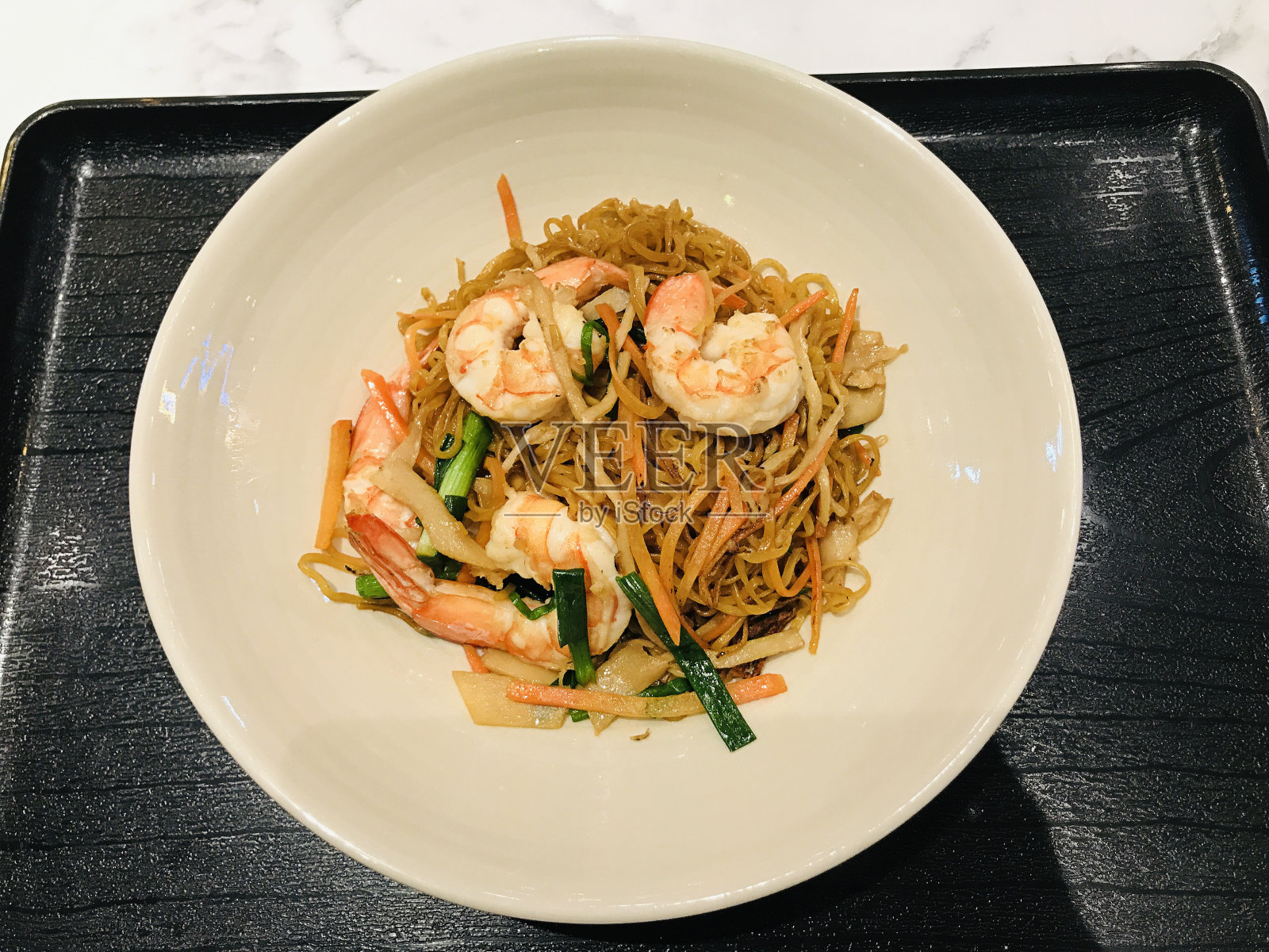 泰国的虾炒面或蔬菜炒鸡蛋面。照片摄影图片