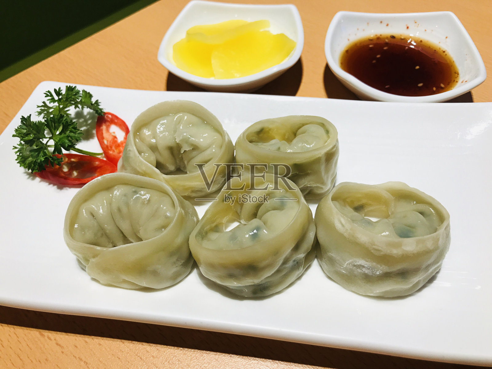 Jjin饺子或蒸猪肉饺子。照片摄影图片