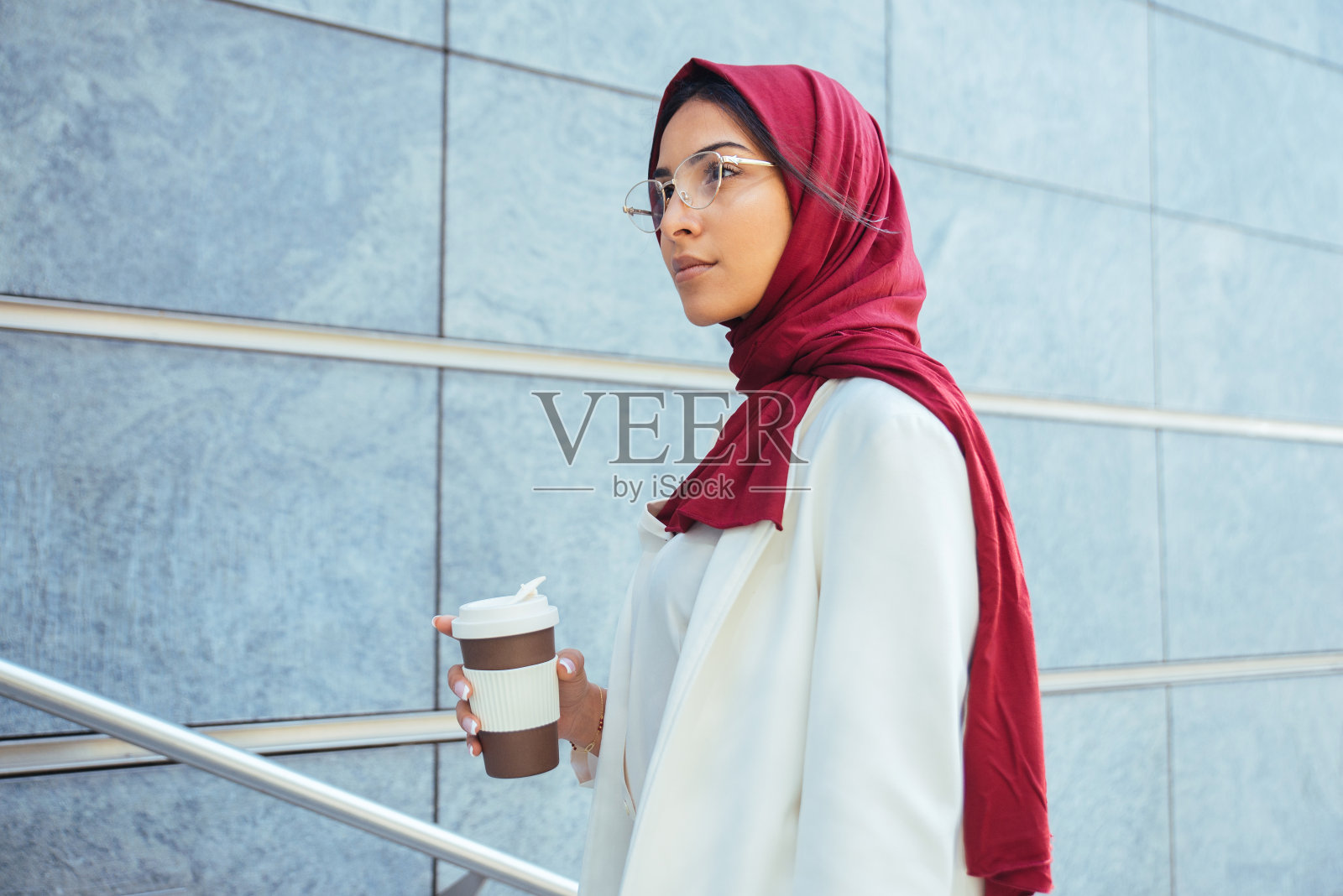 戴着头巾的美丽穆斯林女孩照片摄影图片