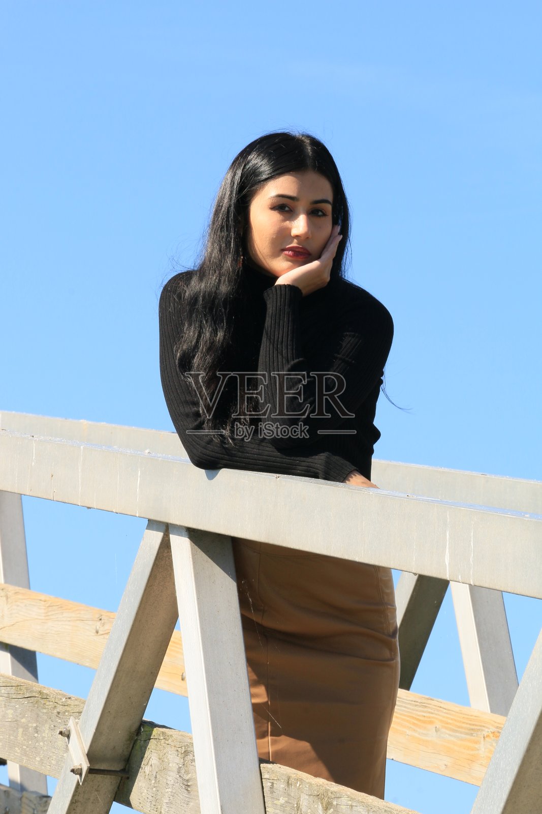 倚靠栏杆照片摄影图片