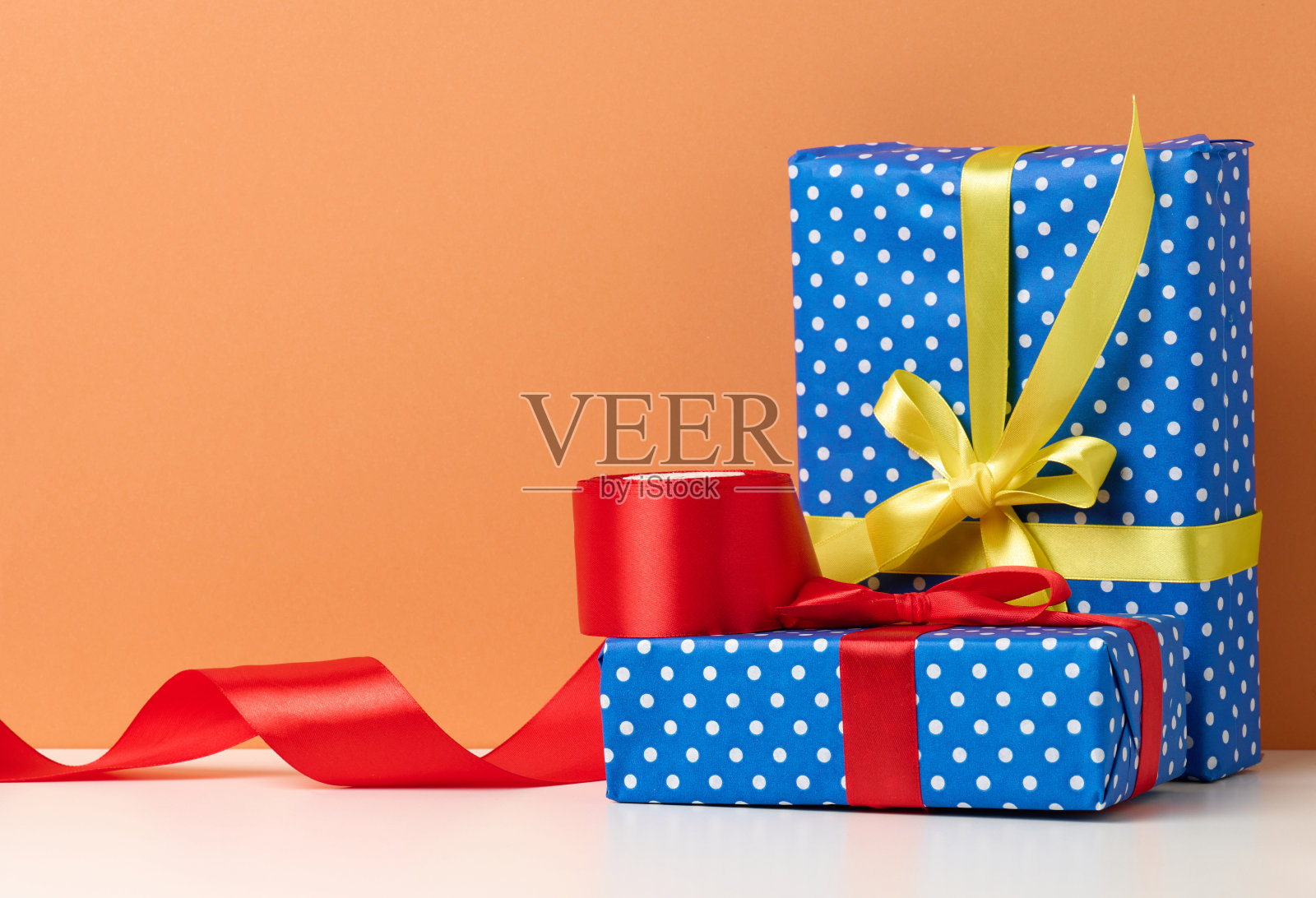 盒子包装在喜庆的蓝纸和丝带系在白色的背景，生日礼物，惊喜照片摄影图片