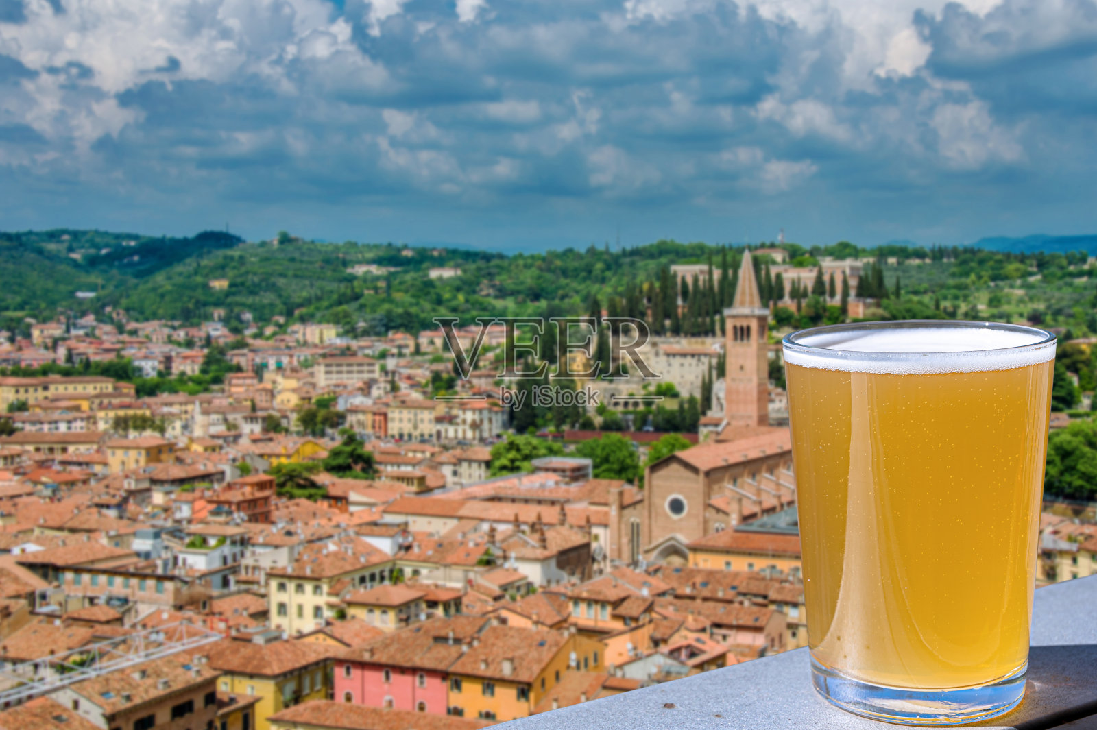 在维罗纳喝一杯淡啤酒照片摄影图片