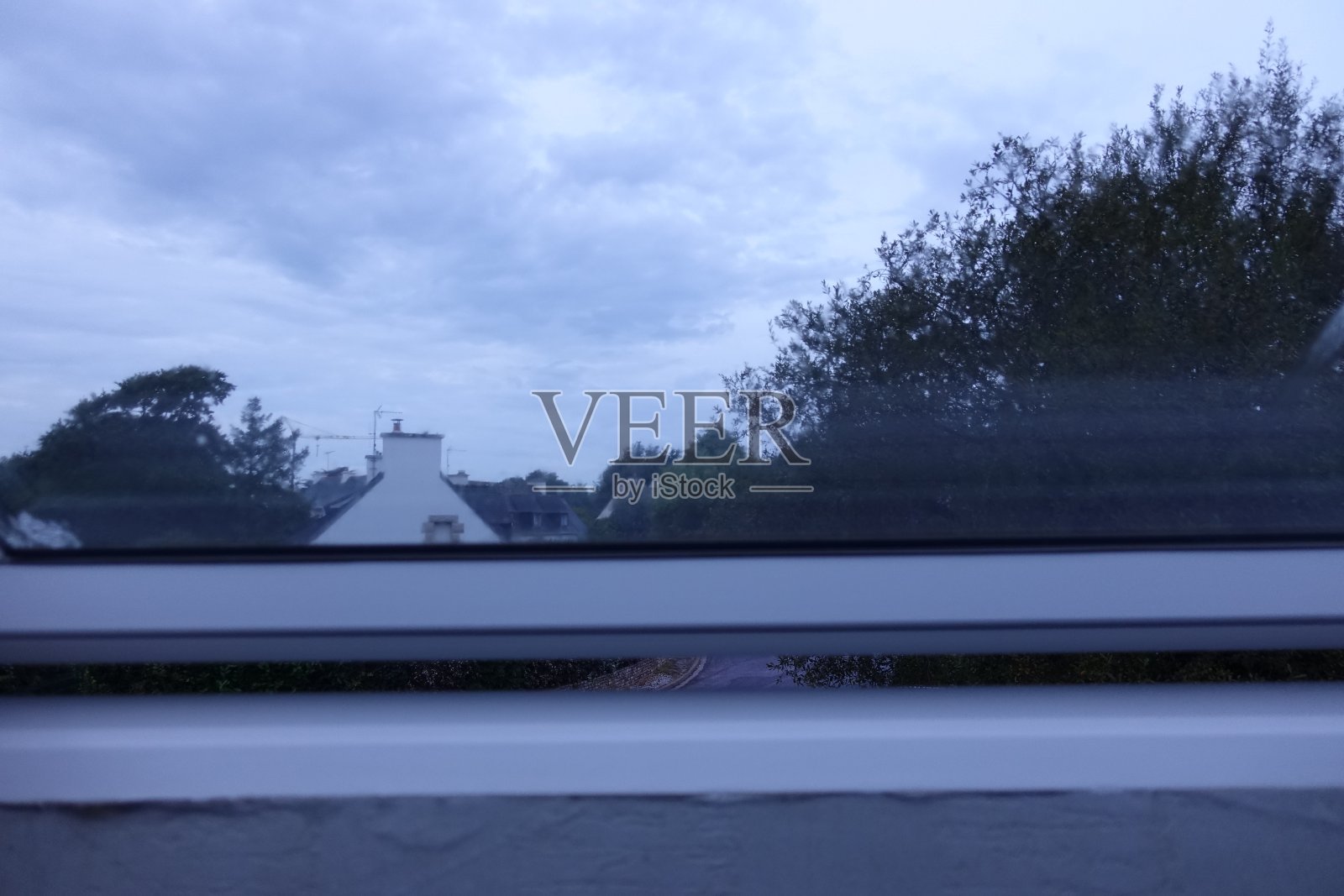 PVC屋顶窗户从房子里面看下雨的天气照片摄影图片