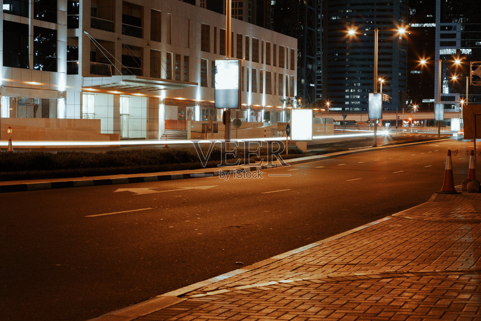 迪拜夜晚现代建筑旁的沥青路照片摄影图片