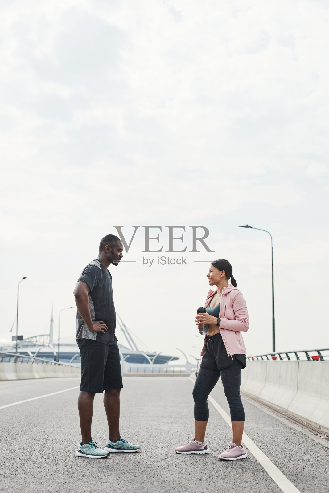 运动情侣站在户外照片摄影图片