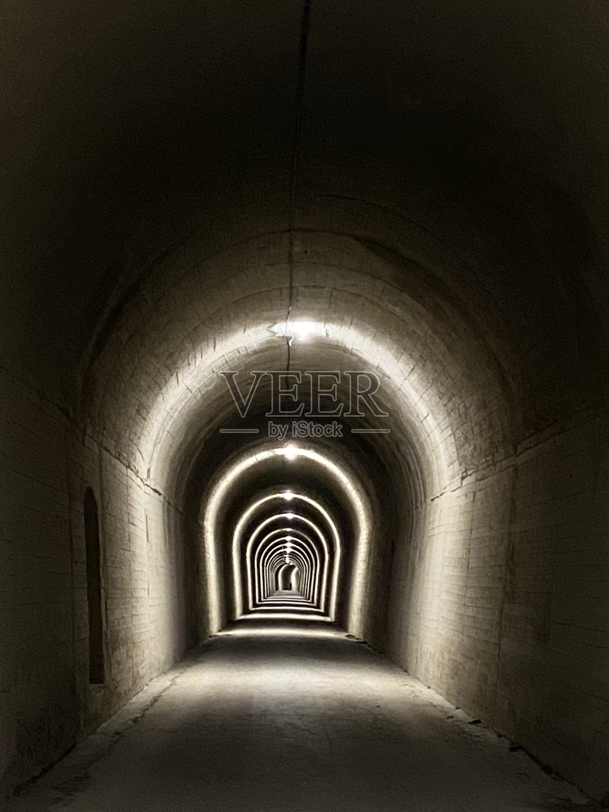 带多个隧道的绿色步行路线照片摄影图片