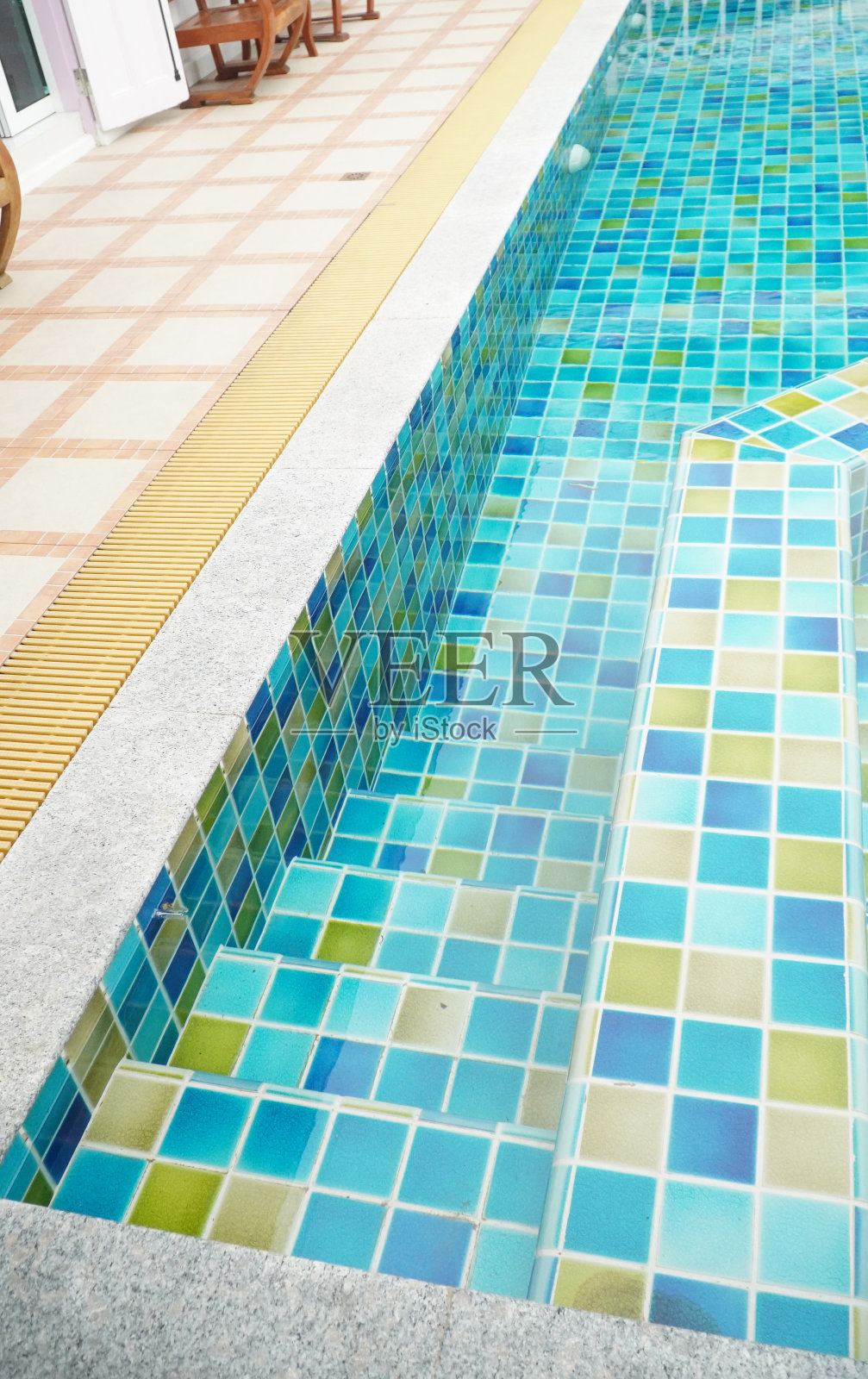 走楼梯进入游泳池照片摄影图片