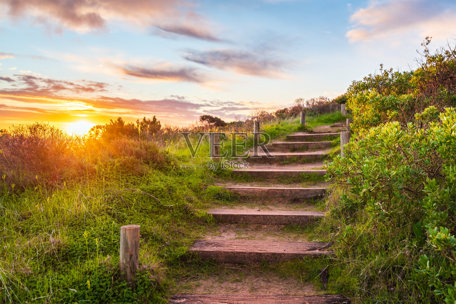 日落时上山的楼梯照片摄影图片