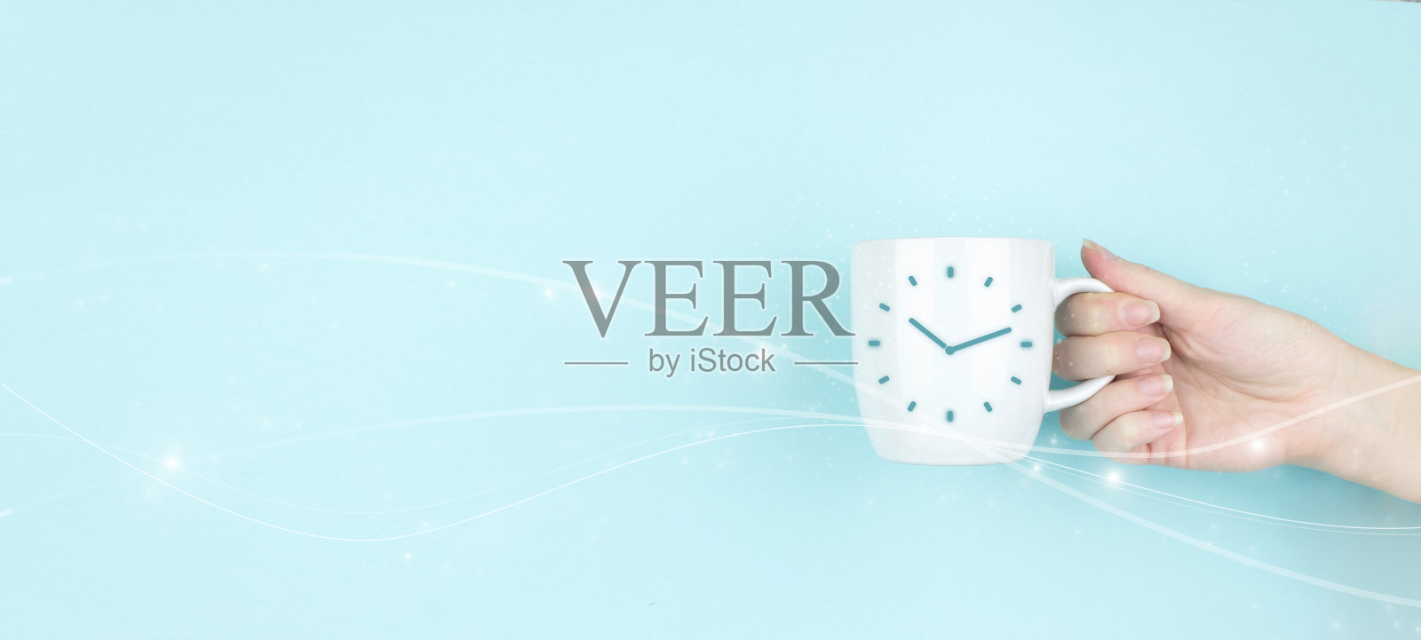 女孩手握早晨咖啡杯与时钟标志图标的蓝色背景。时间管理时间间隔图形概念照片摄影图片