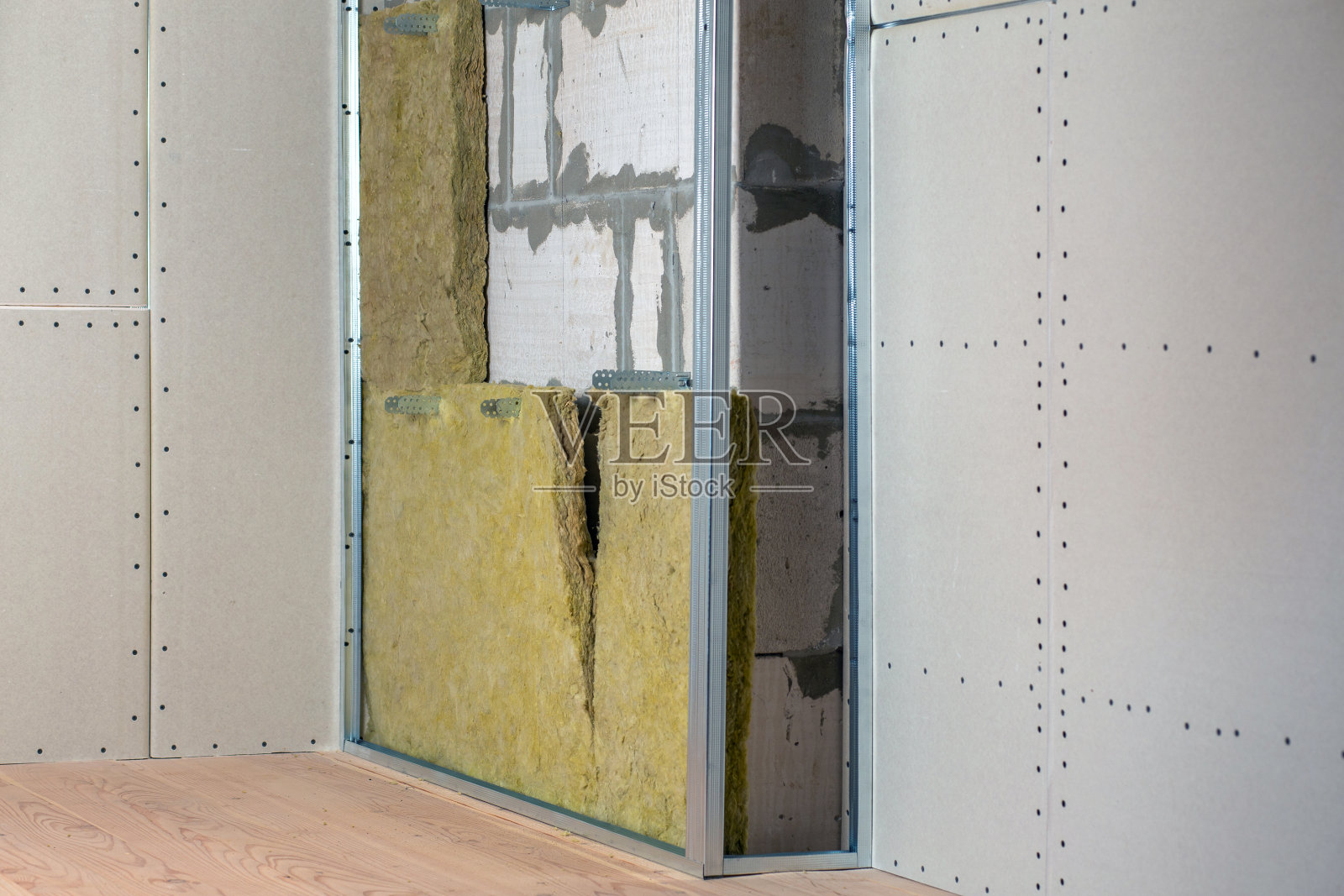 一间正在装修的房间的墙壁，采用矿物岩棉保温材料和石膏板金属框架。照片摄影图片