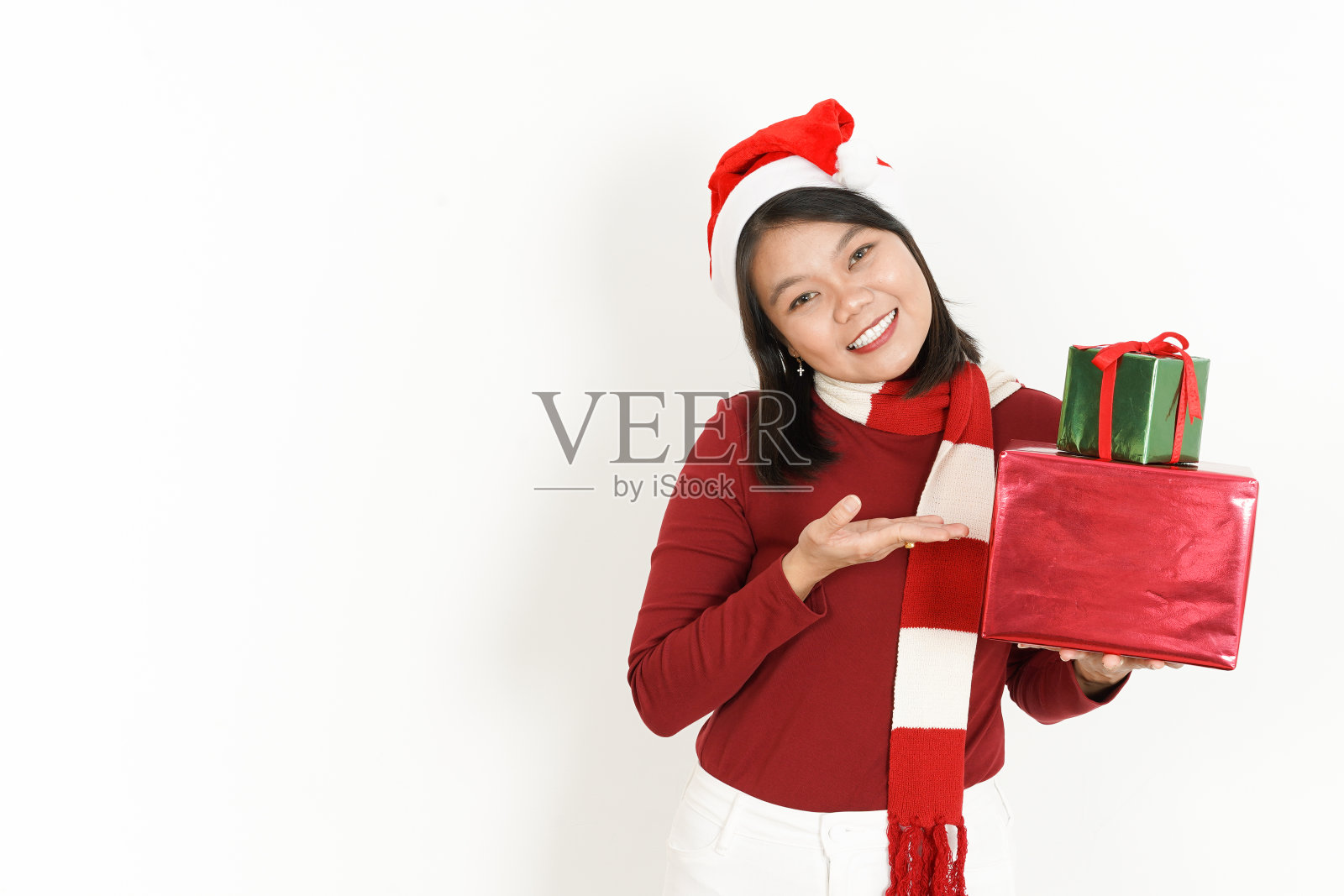 美丽的亚洲女人穿着红色高领和圣诞帽孤立在白色背景照片摄影图片