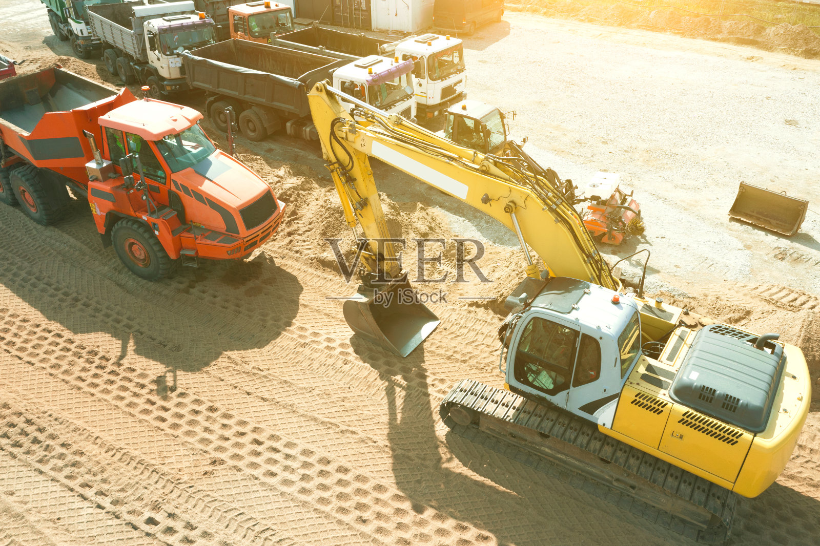 挖掘机计划在工地降落，挖掘机挖沟照片摄影图片