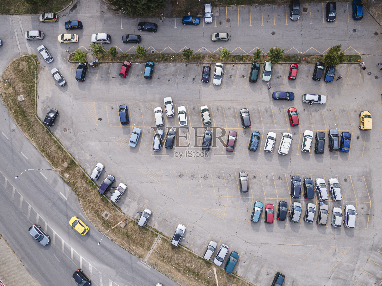 某中型城市下班后高峰时段停车场鸟瞰图。顶视图,城市景观。照片摄影图片