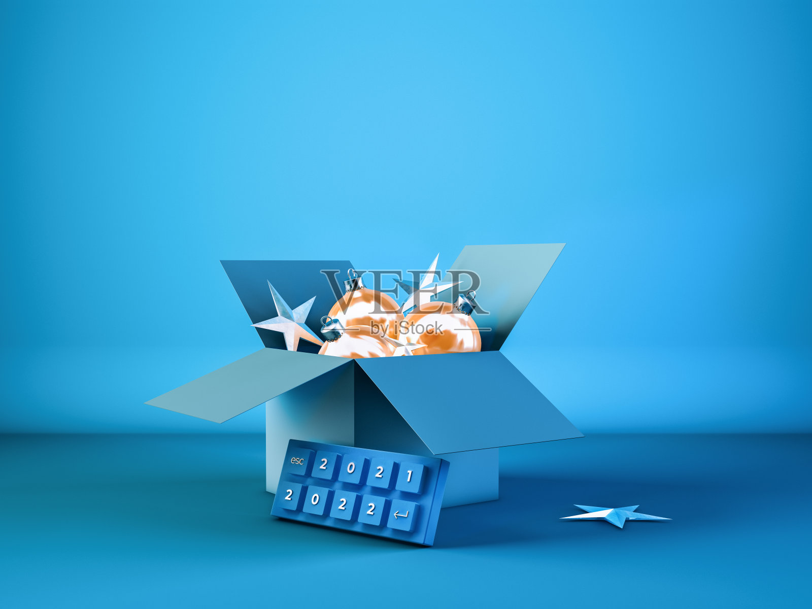 蓝色背景上是数字为2021、2022的电脑键盘和装有新年装饰的打开盒子。这一年的概念变化。3 d渲染。照片摄影图片