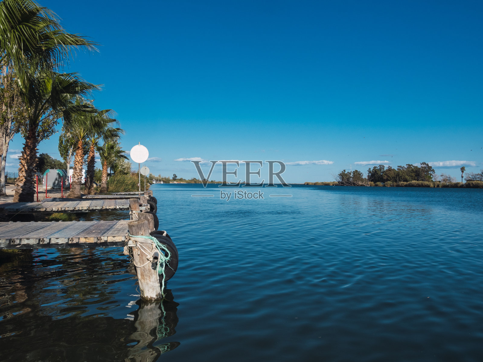 西班牙加泰隆尼亚埃布罗河口旁的一个码头平台。照片摄影图片