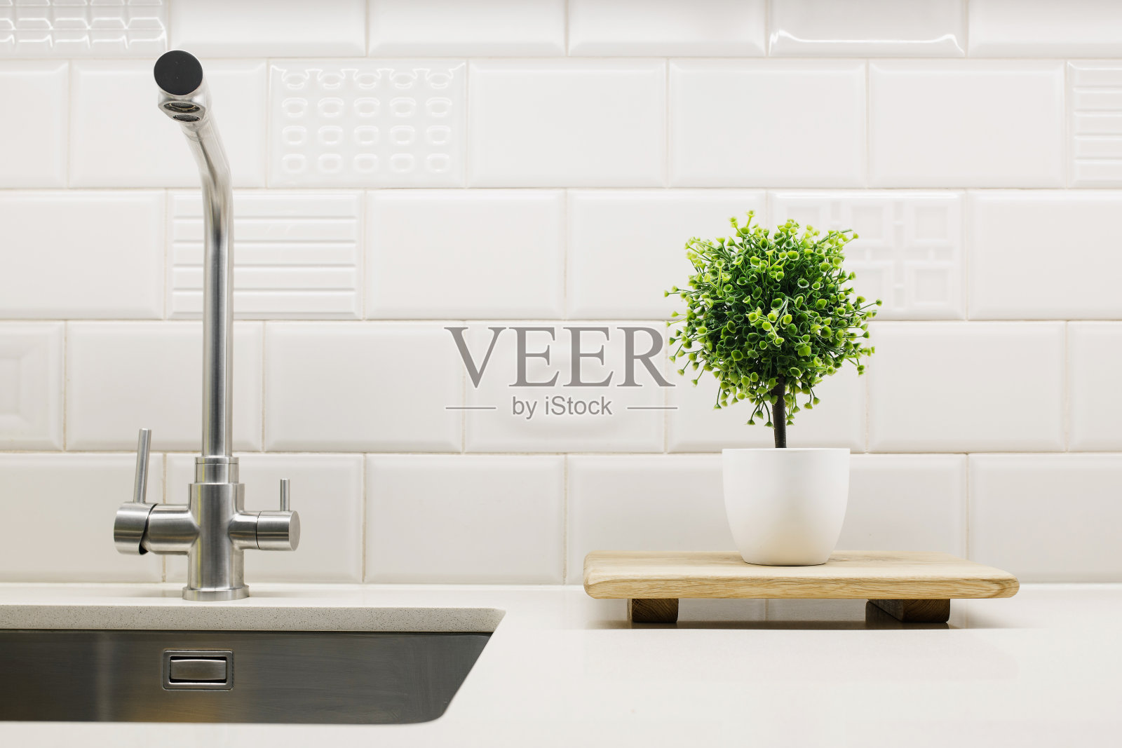 简单简约的斯堪的纳维亚设计客厅-厨房内部装饰用木材装饰照片摄影图片