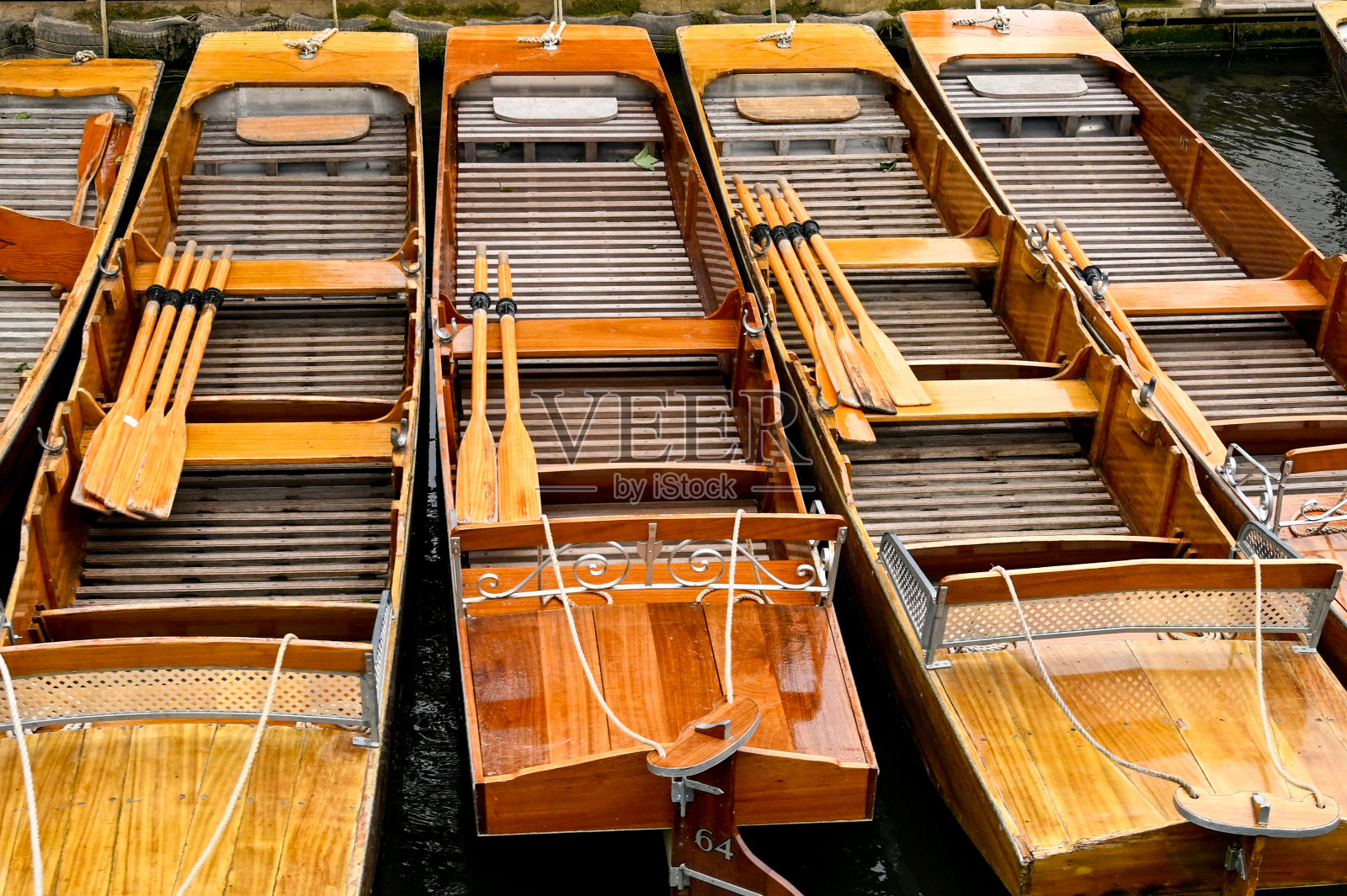 划艇停泊在河岸上照片摄影图片