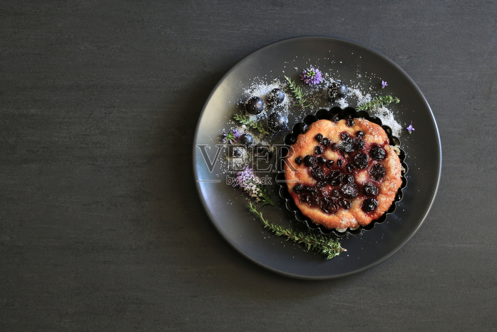 甜佛卡夏面包和葡萄。照片摄影图片