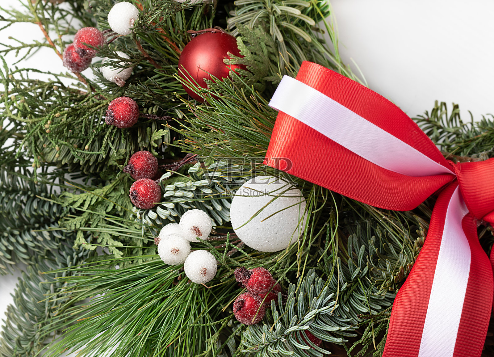 圣诞节家里装饰着红色和白色的玩具，背景是新年树。照片摄影图片