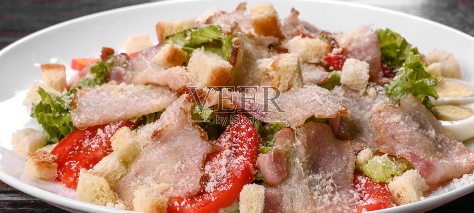 美味新鲜的沙拉，培根，西红柿，香料和蔬菜照片摄影图片