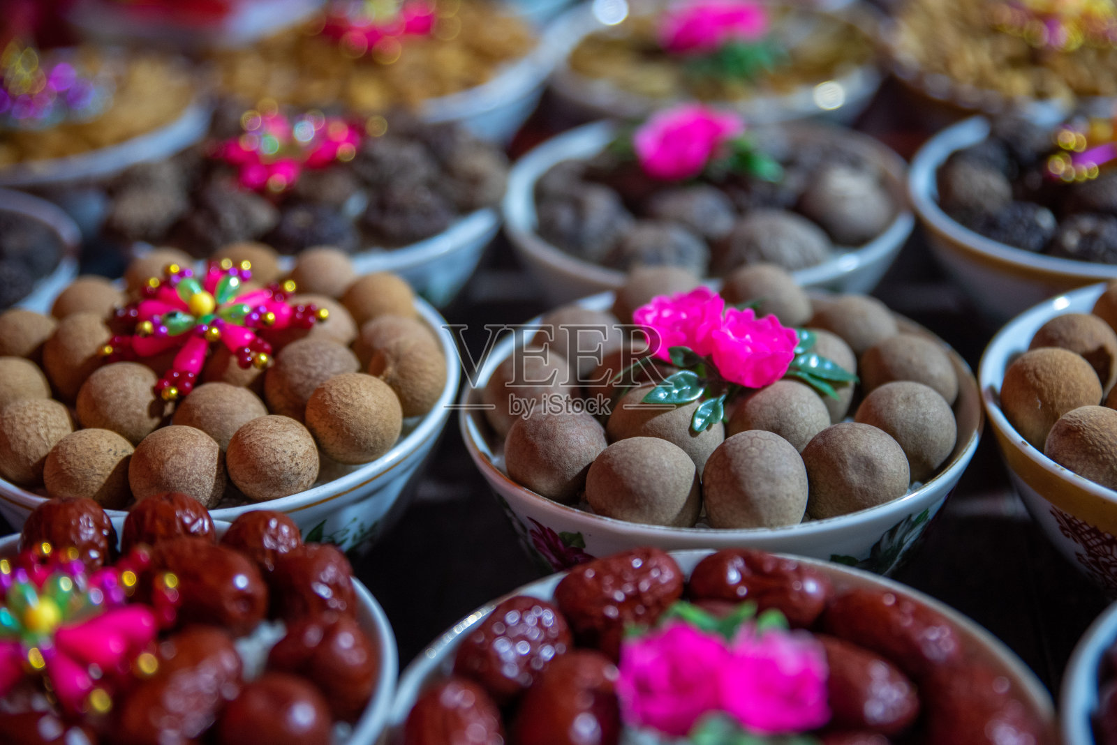 摆放整齐的食物祭拜神灵照片摄影图片