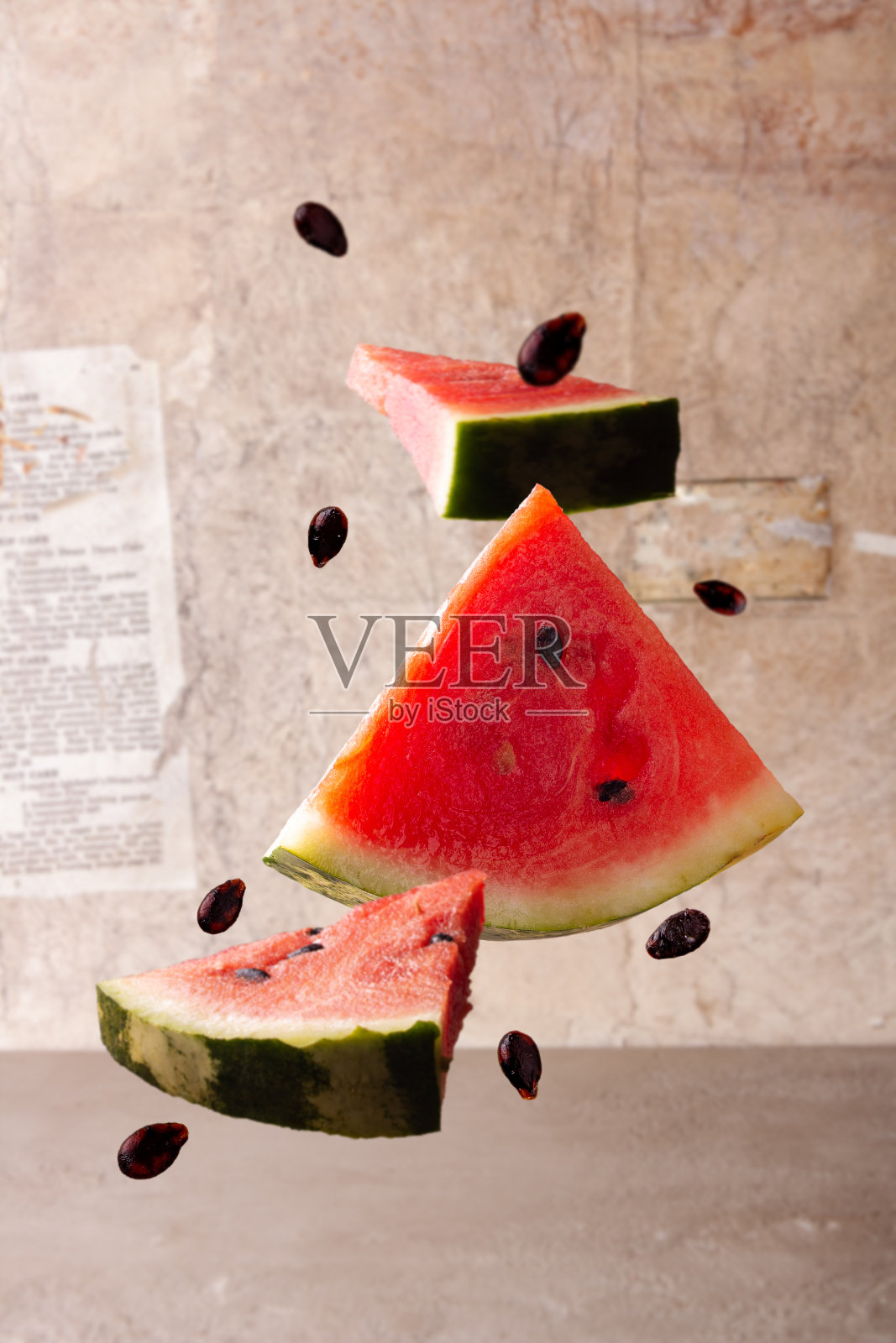 在旧纸背景上飞舞的西瓜片照片摄影图片