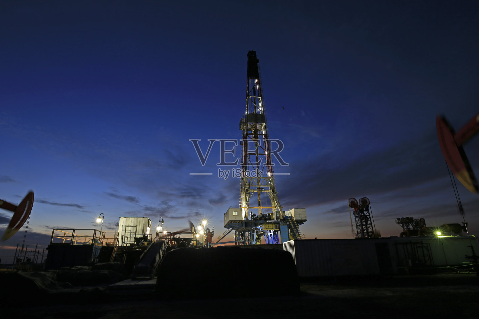 石油钻井平台在美丽的夜晚照片摄影图片