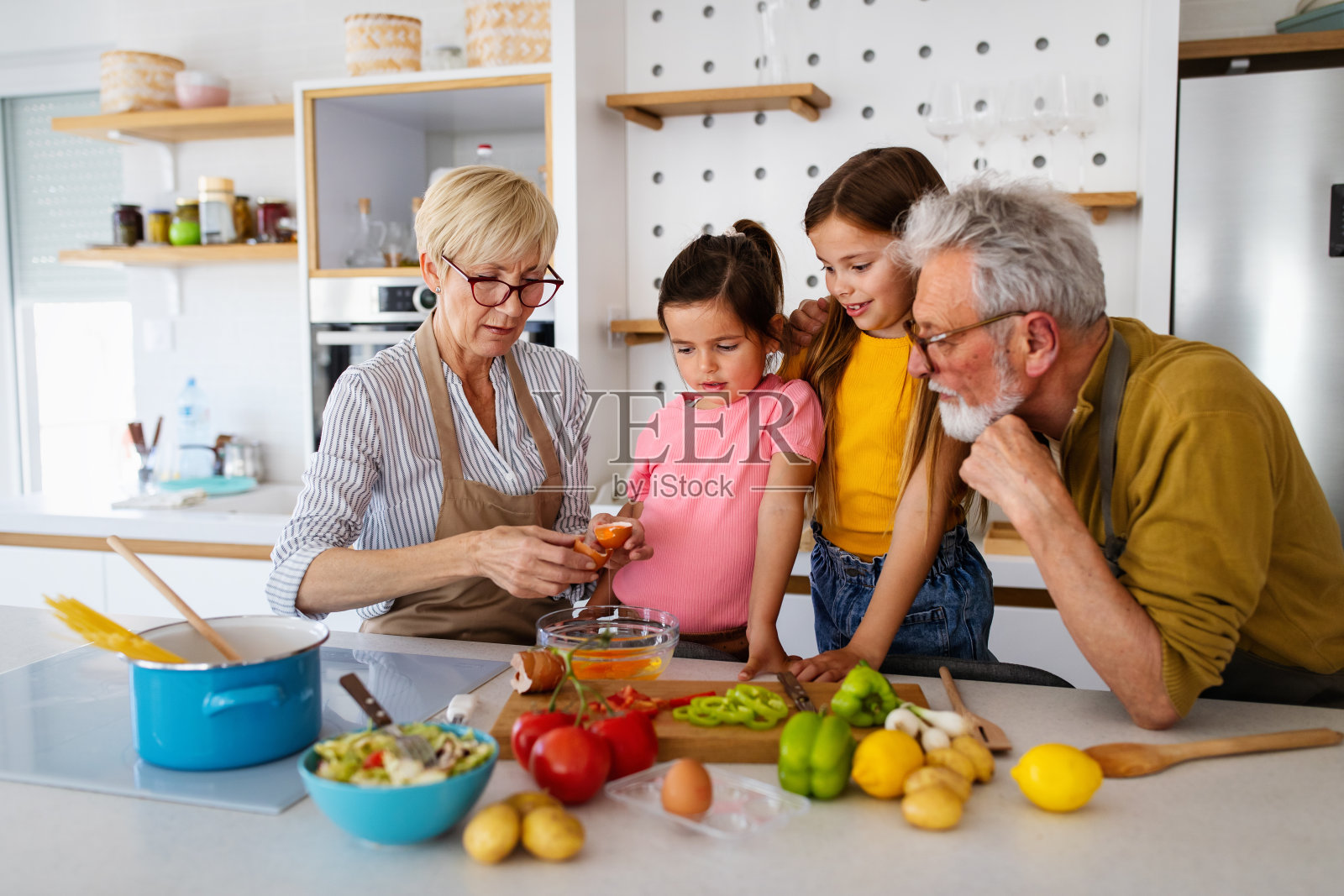 快乐的祖父母在家里和孩子们玩得开心照片摄影图片