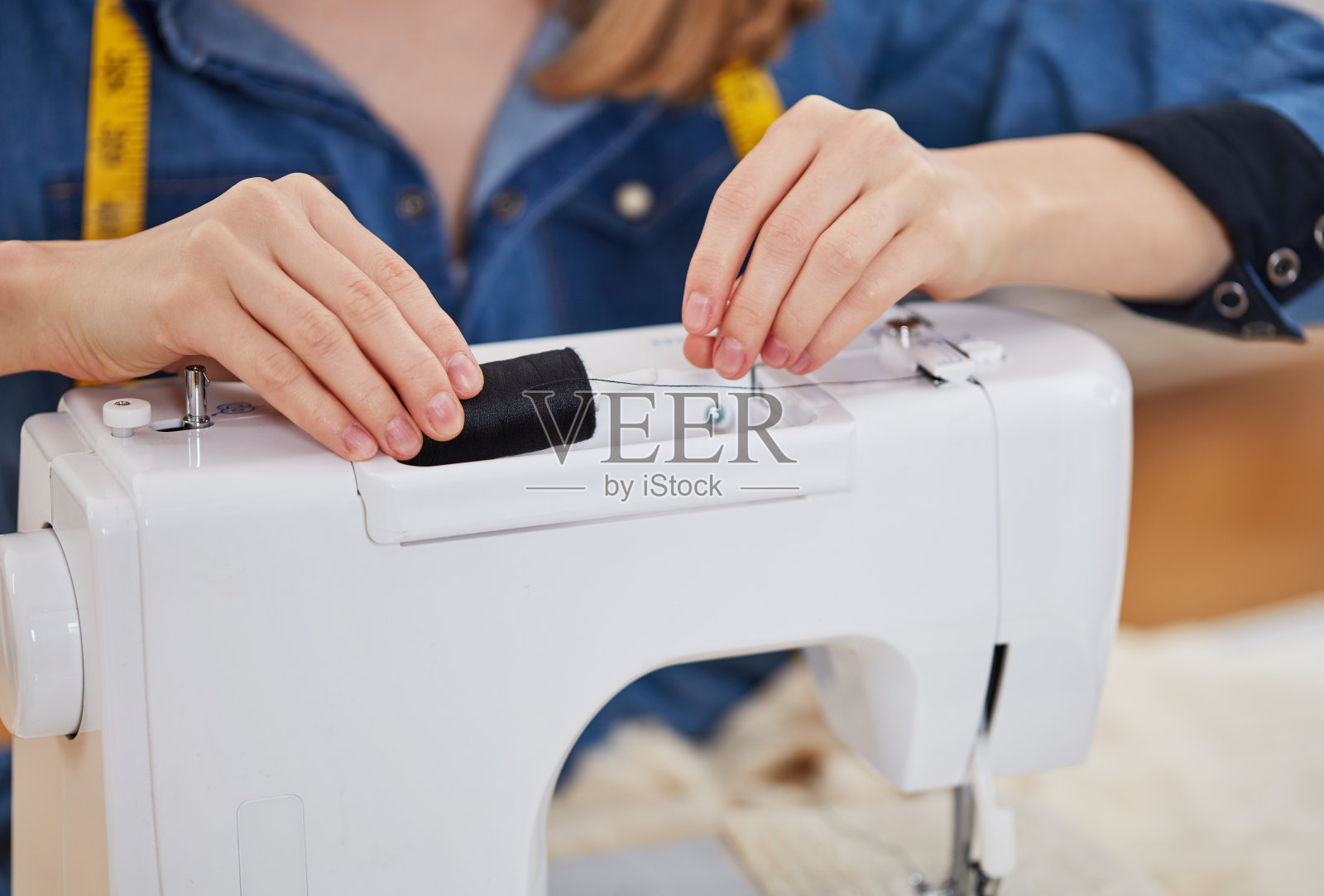 在缝纫机上工作照片摄影图片