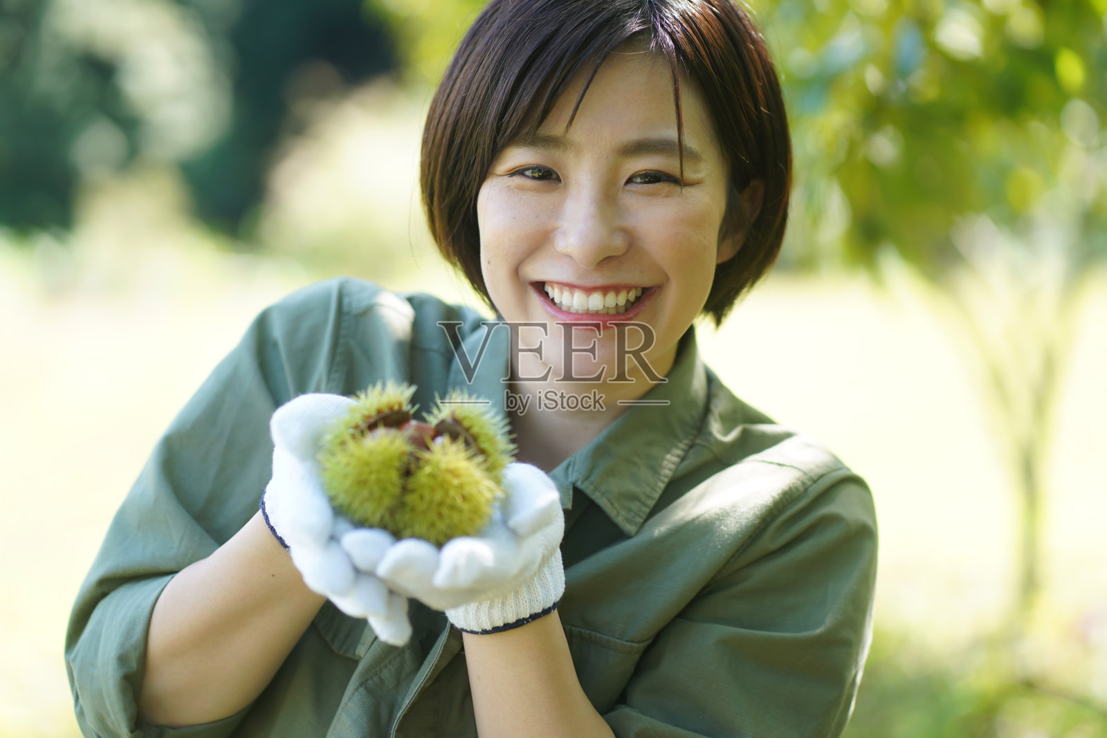 女人与栗子照片摄影图片