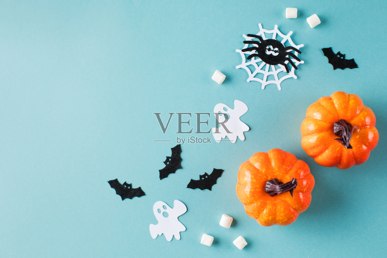 万圣节用小南瓜纸装饰鬼魂和绿松石上的蜘蛛照片摄影图片