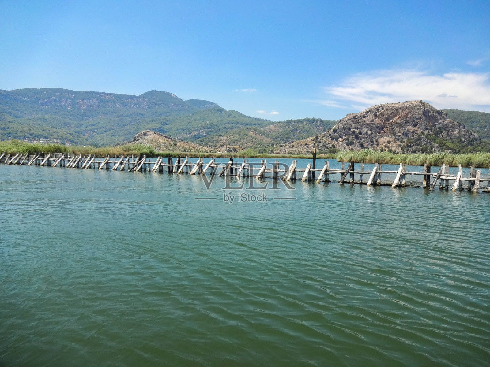 传统的河上鱼类屏障，以规范鱼类产卵照片摄影图片
