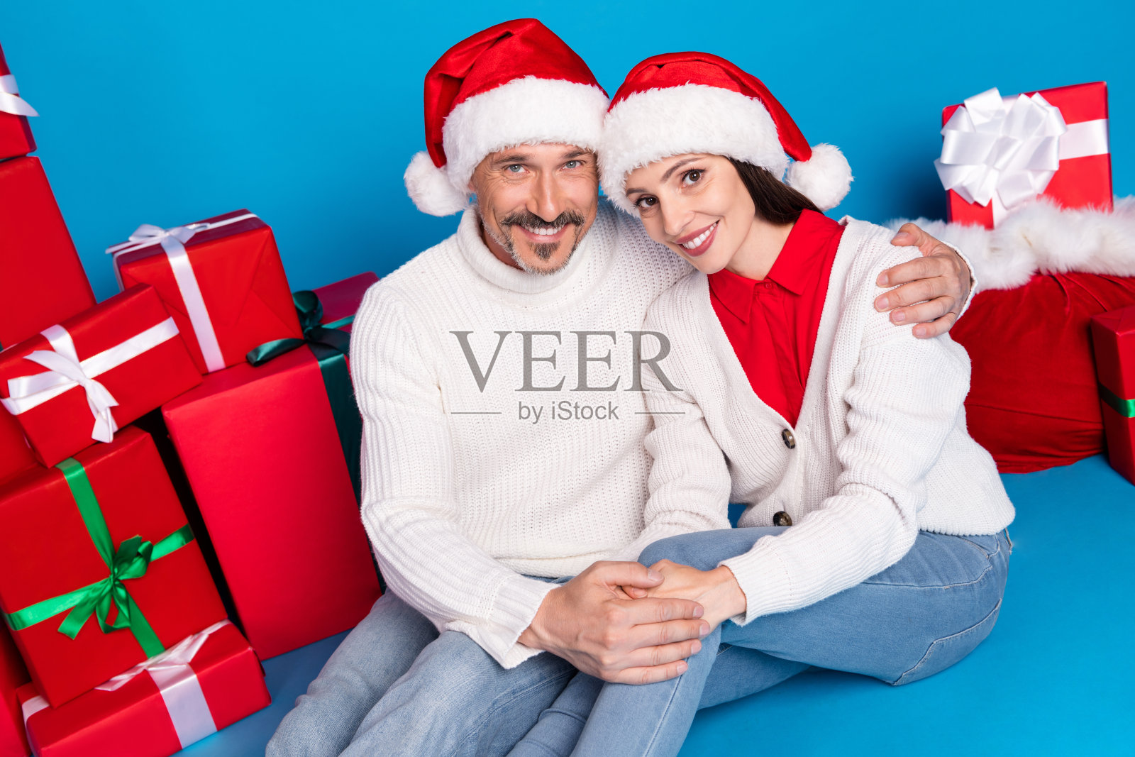 美丽英俊新潮朋友的肖像友谊拥抱除夕天孤立在明亮的蓝色背景照片摄影图片