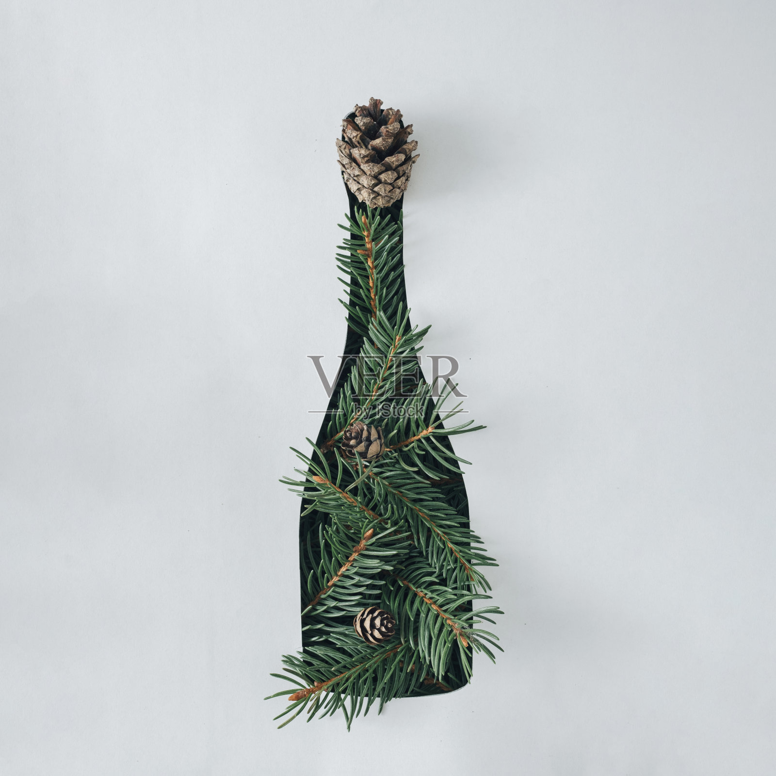 用松叶和球果装饰的香槟瓶照片摄影图片