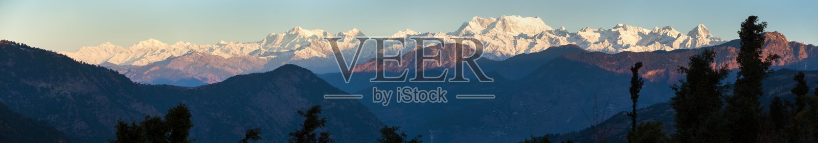 Chaukhamba山晨景印度喜马拉雅山脉照片摄影图片