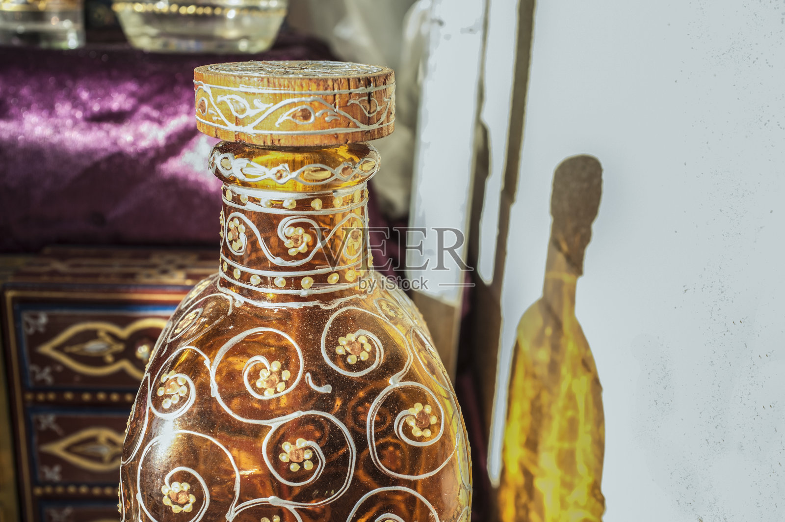 装饰玻璃瓶与花卉图案照片摄影图片