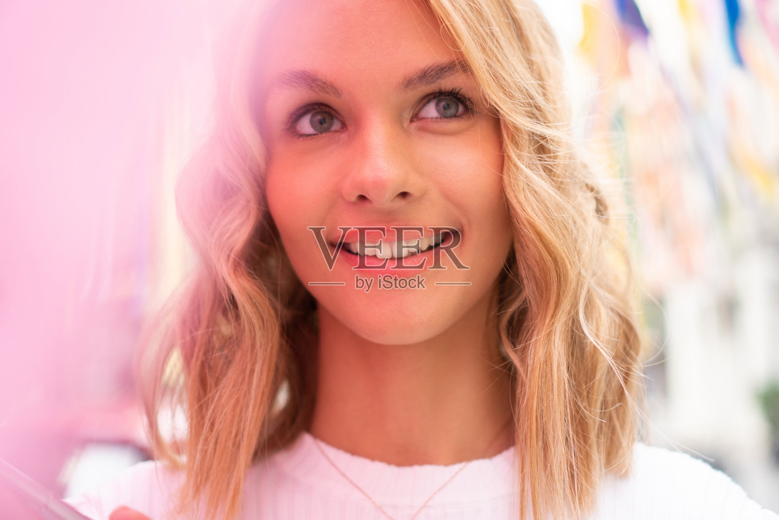 美丽的年轻女子照片摄影图片