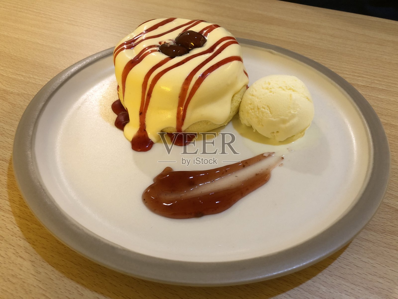 一盘美味松软的薄煎饼，配上奶油酱和草莓，并与冰淇淋一起食用照片摄影图片
