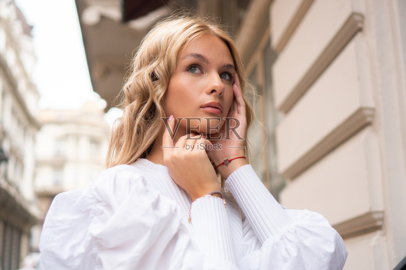 城里的漂亮女孩照片摄影图片