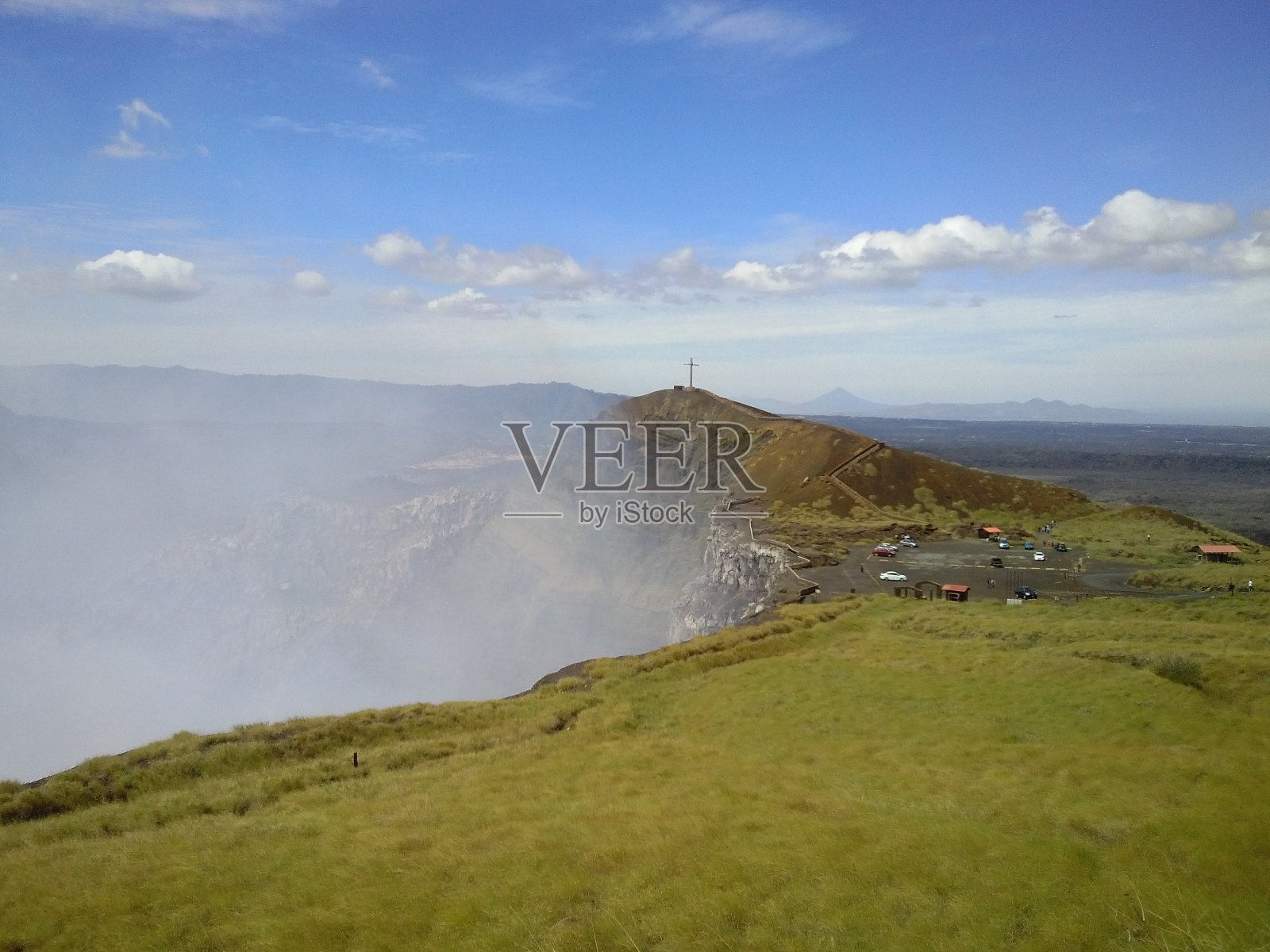 尼加拉瓜马萨亚火山火山口的烟雾照片摄影图片