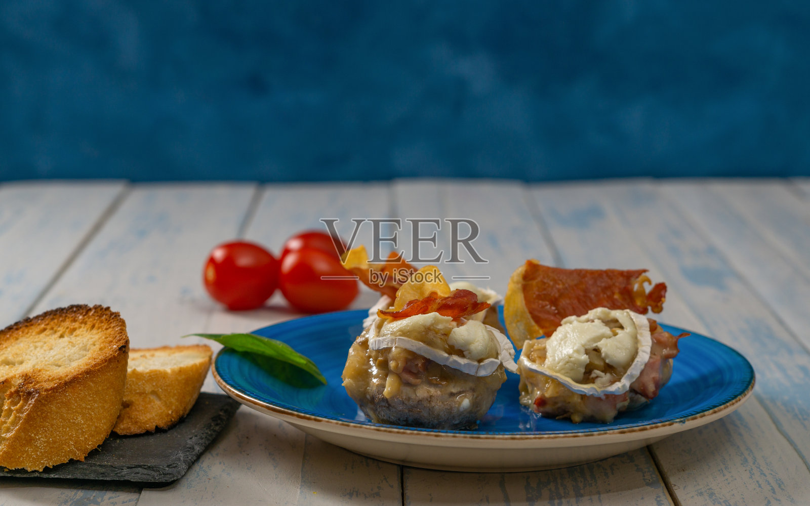 蘑菇里塞满了山羊奶酪照片摄影图片