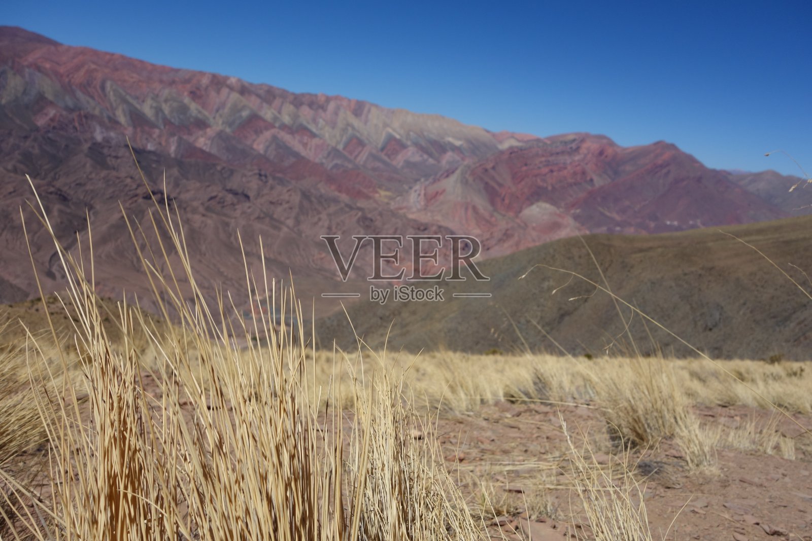 十四色山，或cierro十四色山，位于阿根廷北部的乌马瓦卡。彩虹山照片摄影图片
