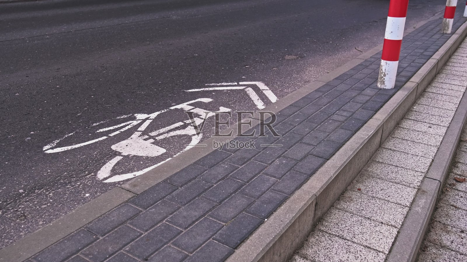 自行车道标记涂在柏油马路上与汽车通过照片摄影图片