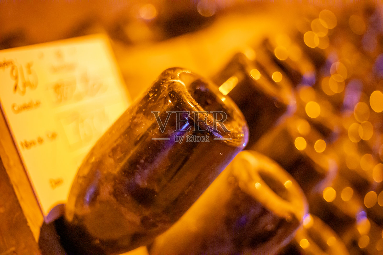 在法国香槟的兰斯，参观又深又长的地下洞穴，用霞多丽和黑皮诺葡萄酿造香槟起泡酒照片摄影图片