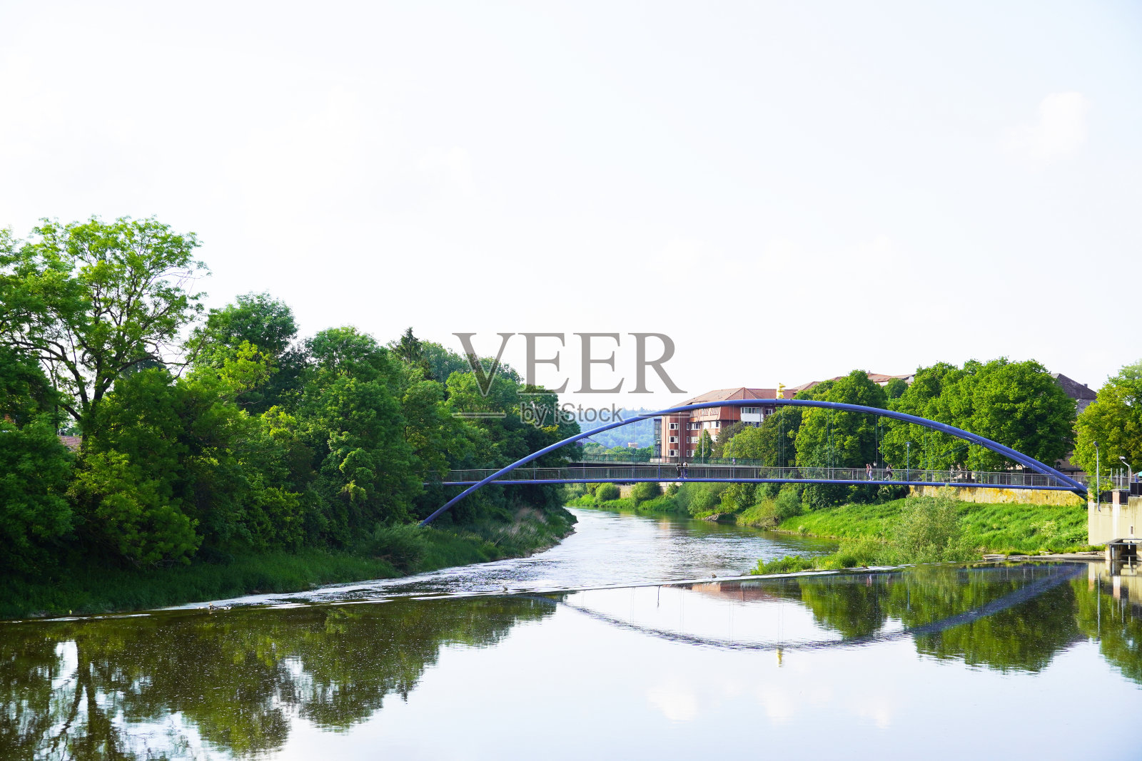 能看到威瑟河的哈默尔恩市。照片摄影图片