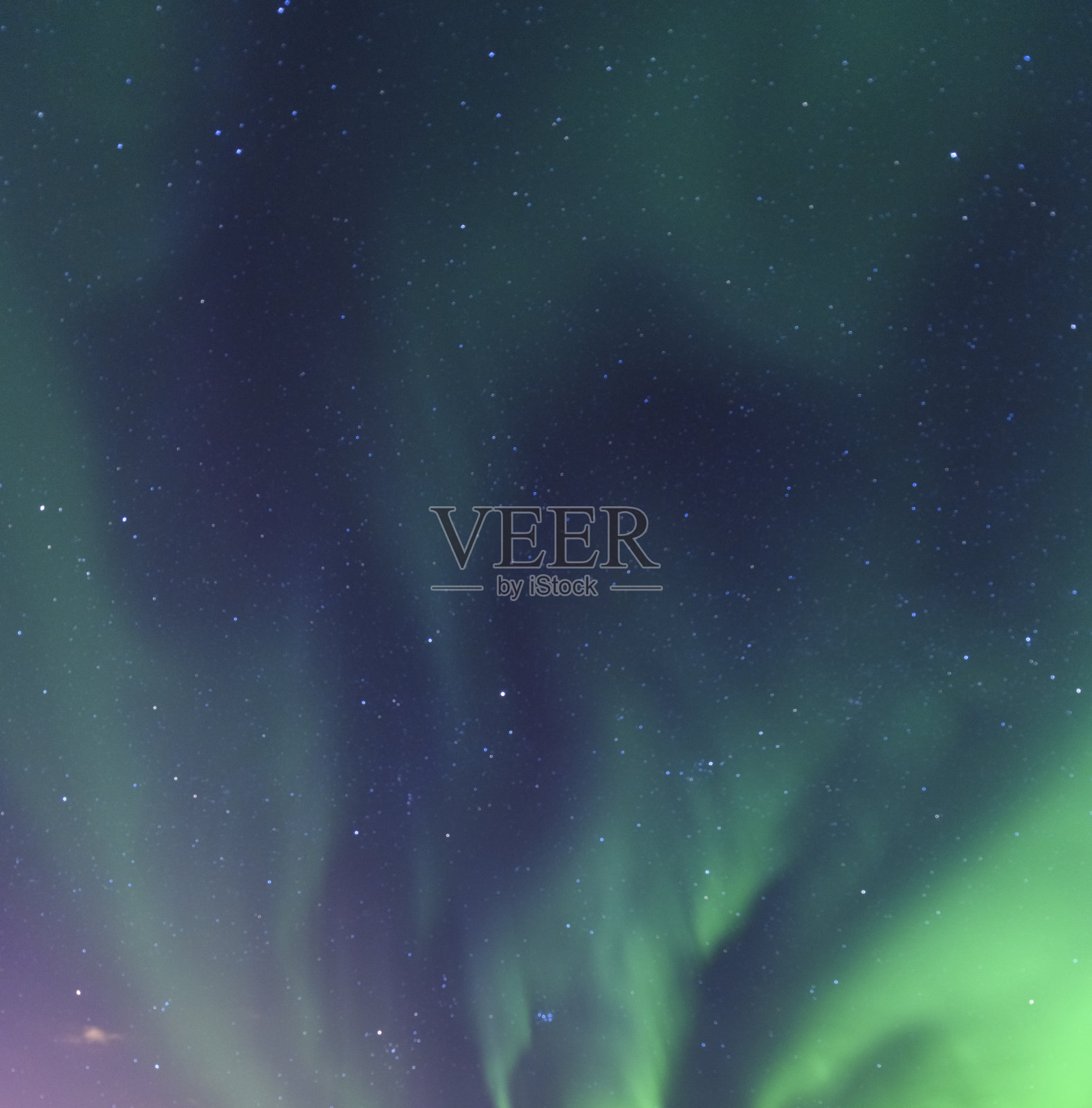 冬季，北极光，北极光在挪威北部的罗浮敦群岛上空照片摄影图片