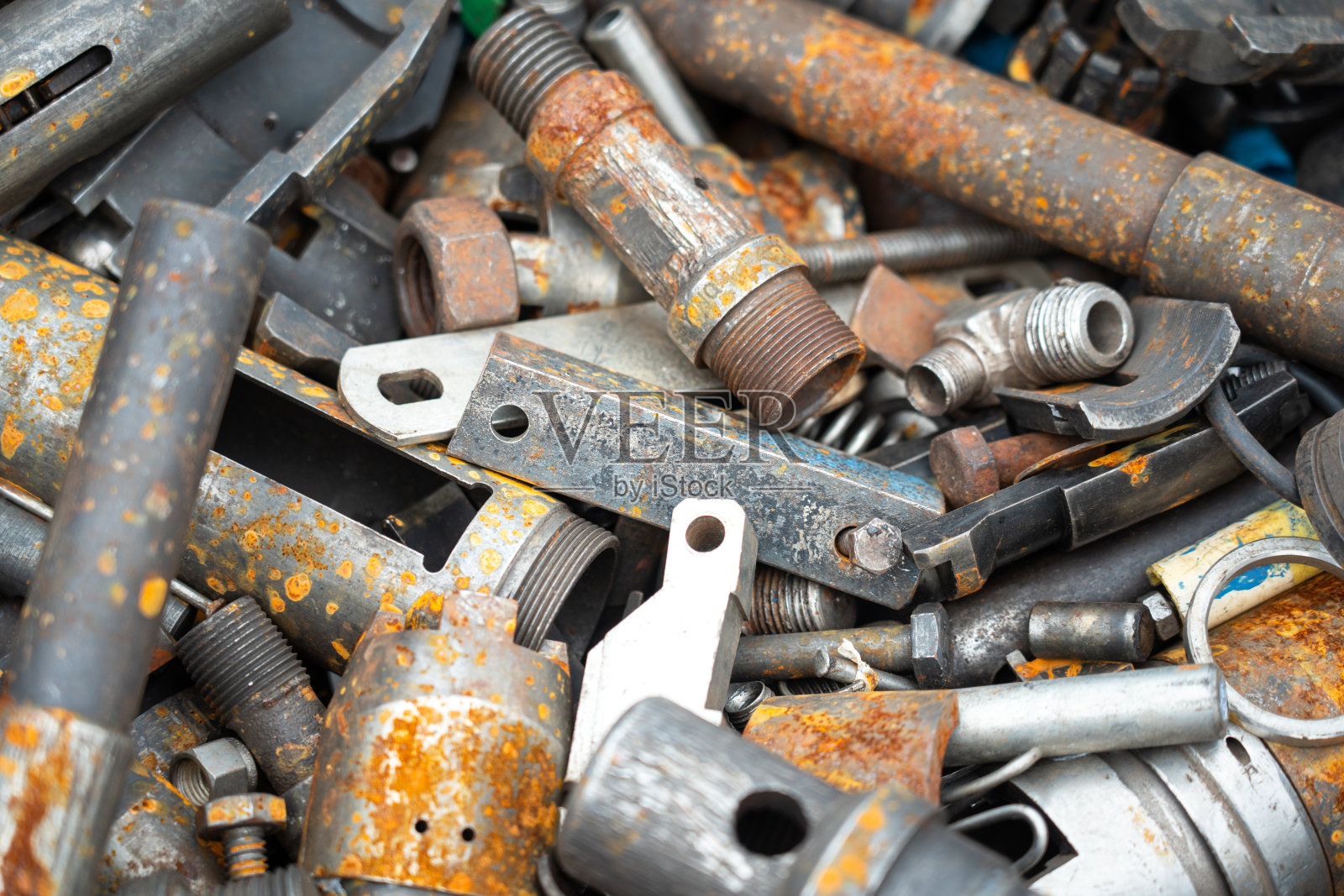 大量生锈的废金属。照片摄影图片