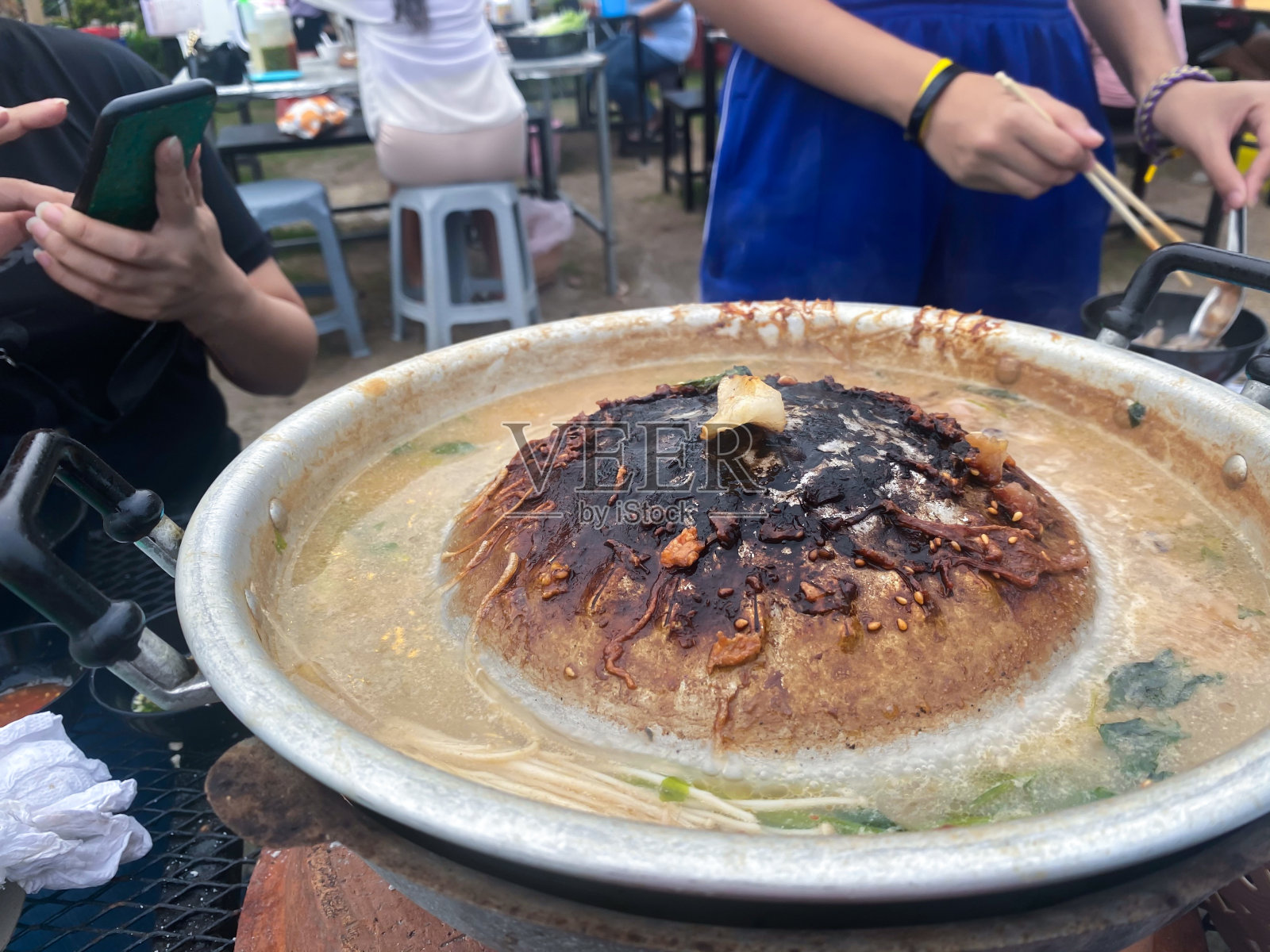 用火锅烹调食物，做寿喜烧或涮锅照片摄影图片